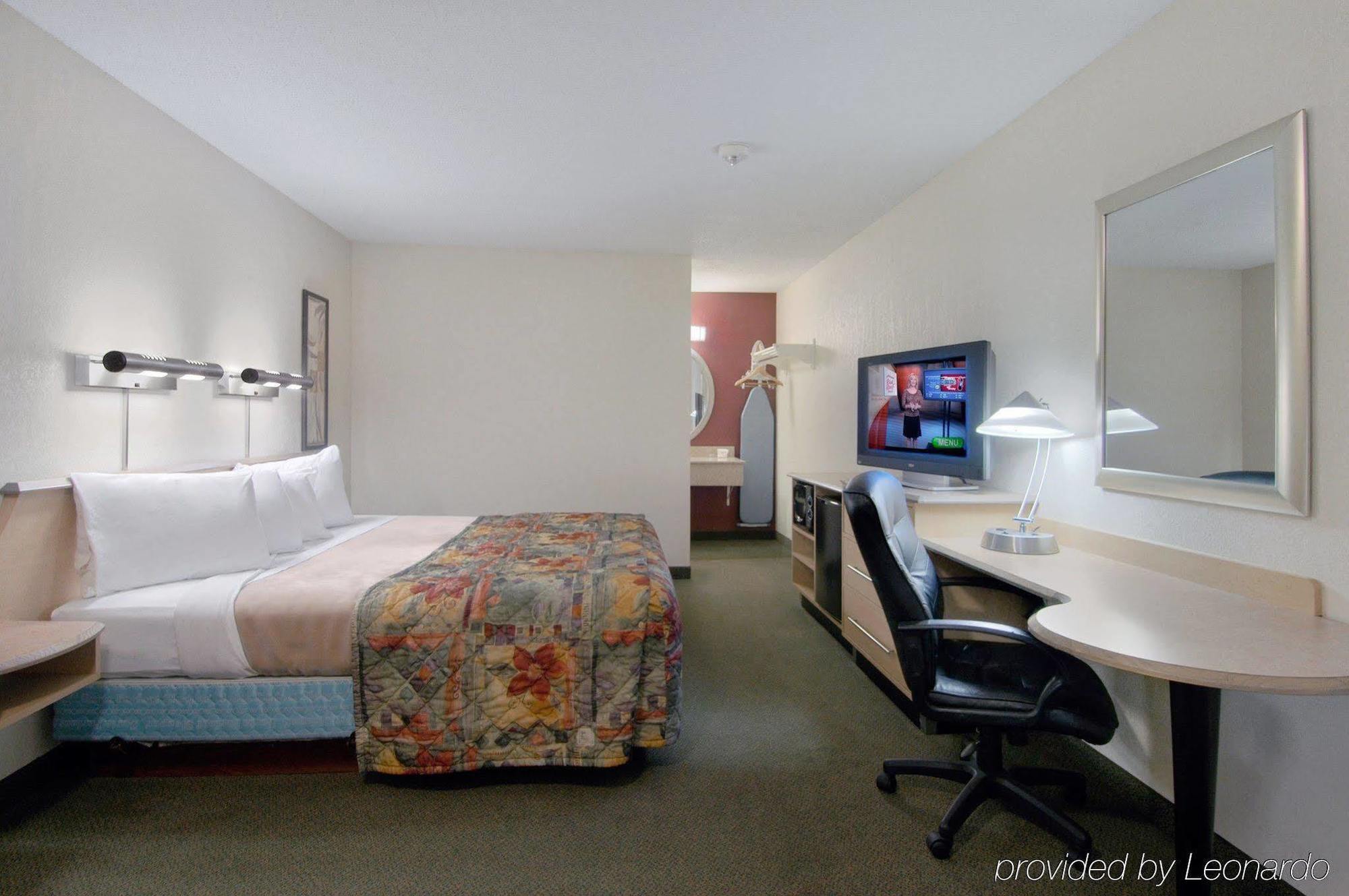 Red Roof Inn Tulsa Bagian luar foto
