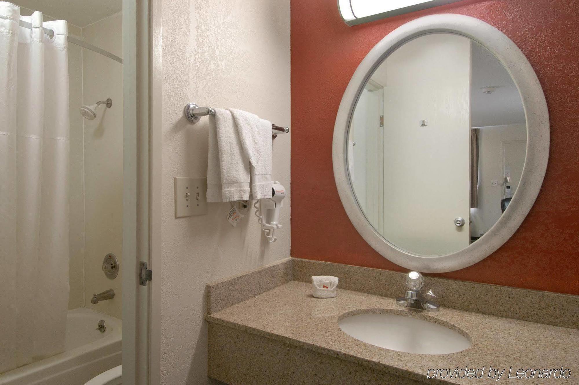 Red Roof Inn Tulsa Bagian luar foto